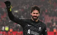 Alisson Becker di Batas Transfer: Juventus Menanti, Liverpool Gelisah
