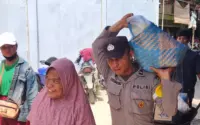 Polisi Humanis Bantu Azizah, Sahroni Turun Tangan Donasi Puluhan Juta Rupiah: Penghargaan Masyarakat Terhadap Penegakan Hukum yang Peduli