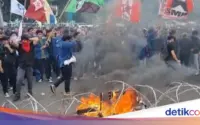 Demo Mahasiswa di Kementerian Pendidikan Berujung Ricuh, Wamendikti Hadapi Massa yang Memanas