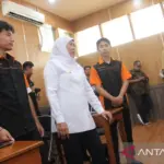 Gubernur Khofifah Terharu, Air Mata Mengalir Saat Siswa SRMP Mojokerto Pidato Lima Bahasa