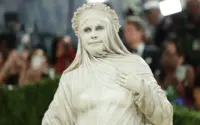 Heidi Klum Jadi Patung Hidup di Met Gala 2026, Transformasi Mewah yang Bikin Tertawa