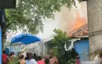 Kebakaran 5‑Alarm di Monson Bikin Empat Orang Terluka, Api Menggulung Rumah Multi‑Keluarga