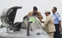 Prabowo Subianto Serahkan Alutsista Canggih, Naik ke Cockpit Rafale, dan Hadapi Kritik Kebijakan Ekonomi