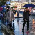 Ramalan Cuaca Hari Ini: Hujan Ringan Menghantam Kota Besar, Angin Kencang Siapkan Warga