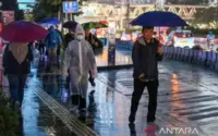 Ramalan Cuaca Hari Ini: Hujan Ringan Menghantam Kota Besar, Angin Kencang Siapkan Warga