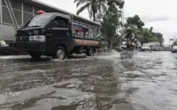 Ramalan Hujan Lebat di Jakarta: Waspada Genangan dan Petir Sepanjang Hari