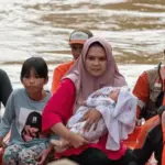 Video Viral Mengguncang Dunia: Dari Penyelamatan Bayi di Banjir Texas hingga Kontroversi Rekha di Bandara Mumbai