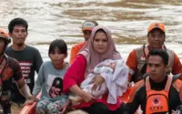 Video Viral Mengguncang Dunia: Dari Penyelamatan Bayi di Banjir Texas hingga Kontroversi Rekha di Bandara Mumbai