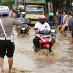 Hujan Deras Mengguyur Nusantara: Dampak pada Kendaraan, Warga, dan Aktivitas Harian