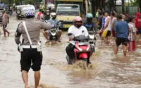 Hujan Deras Mengguyur Nusantara: Dampak pada Kendaraan, Warga, dan Aktivitas Harian