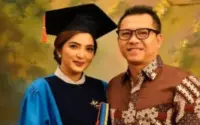 Wisuda Keluarga Hermansyah di UNAIR: Ashanty Dapat Doktor, Anang & Azriel Raih Magister dalam Momen Kebersamaan