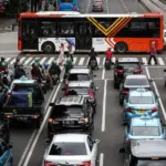 Bus di Pusat Perhatian: Dari Taunt Tim Sepak Bola hingga Revolusi Transportasi di Leicester dan Kontroversi di Chicago