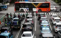 Bus di Pusat Perhatian: Dari Taunt Tim Sepak Bola hingga Revolusi Transportasi di Leicester dan Kontroversi di Chicago