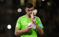 Emiliano Martínez Siapkan "Misi Besar" di Semi Final Dunia 2026: Dari Rekor Mengejutkan hingga Duel Epik Lawan Inggris